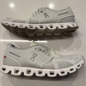Size 10 - On Running Men's Cloud 5 Sneakers in Glacier and White